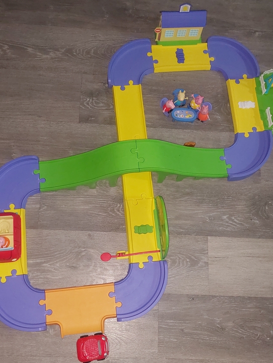 Peppa Pig Other - Peppa Pig All Around Peppa’s Town Set 114718 train tracks 7 Figures Table Chairs